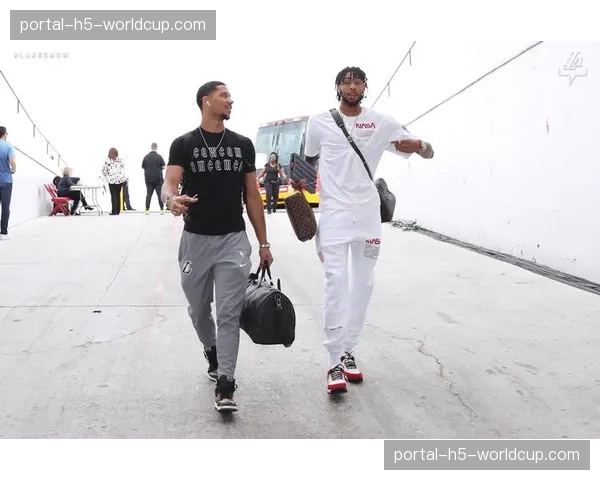 季前赛媒体见面会花絮,球员用母语向国际球迷问好