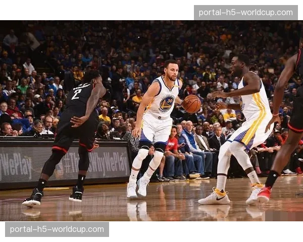 消息:半场战罢,双方内线得分均未过20,评论员称此为“复古的防守大战” 消息:半场战罢,双方内线得分均未过20,评论员称此为“复古的防守大战”