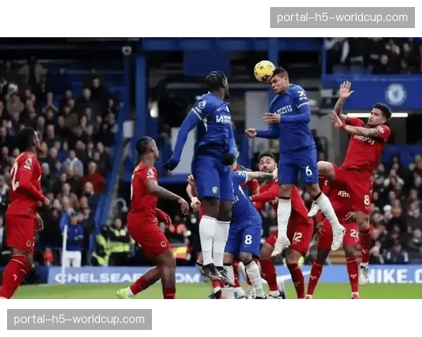 洛里昂主场球迷高唱队歌，为球队保级战注入激情